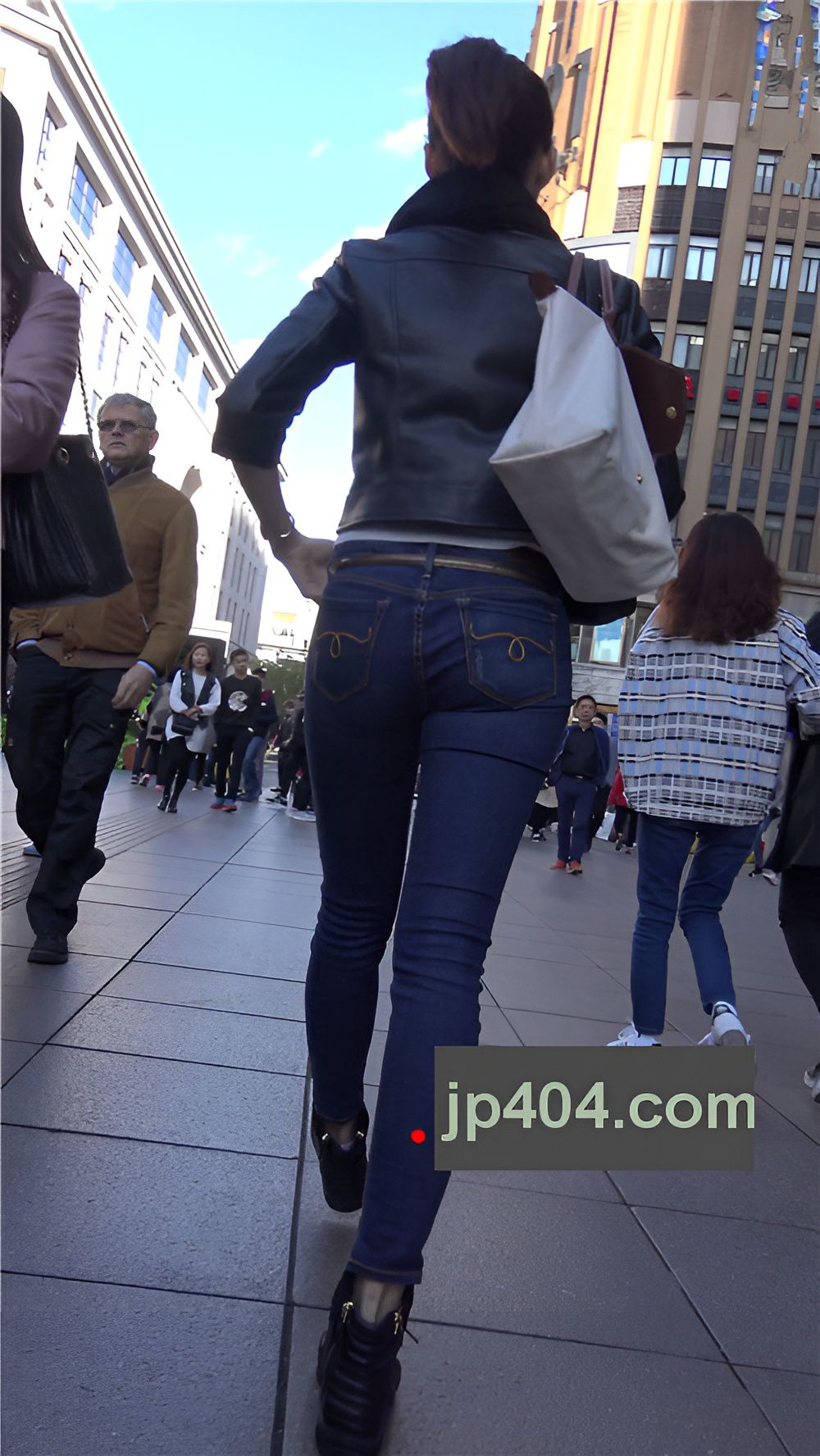 漂亮的牛仔裤美女[1.32G/MP4]