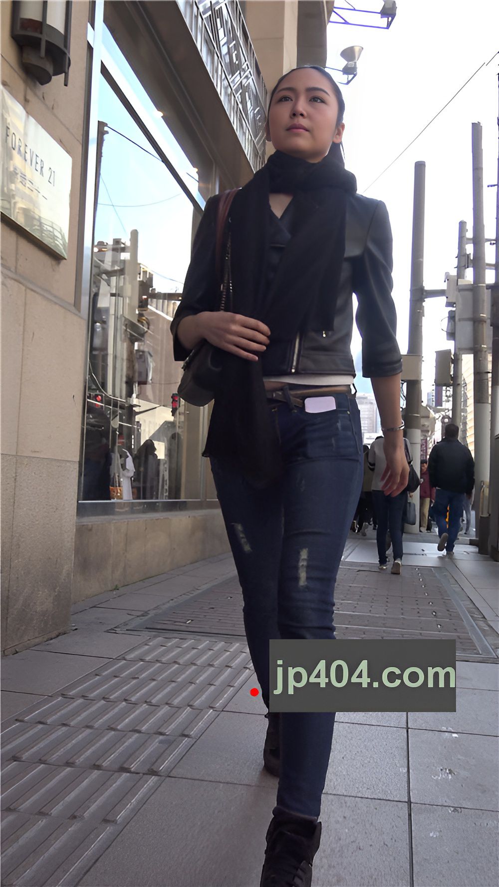 漂亮的牛仔裤美女[1.32G/MP4]