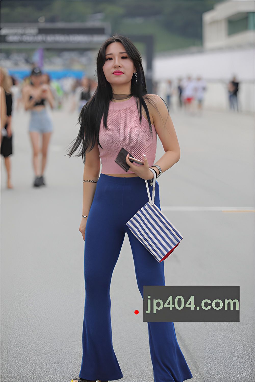 紧身丰屯蓝裤小姐姐(84P)[673M/JPG]