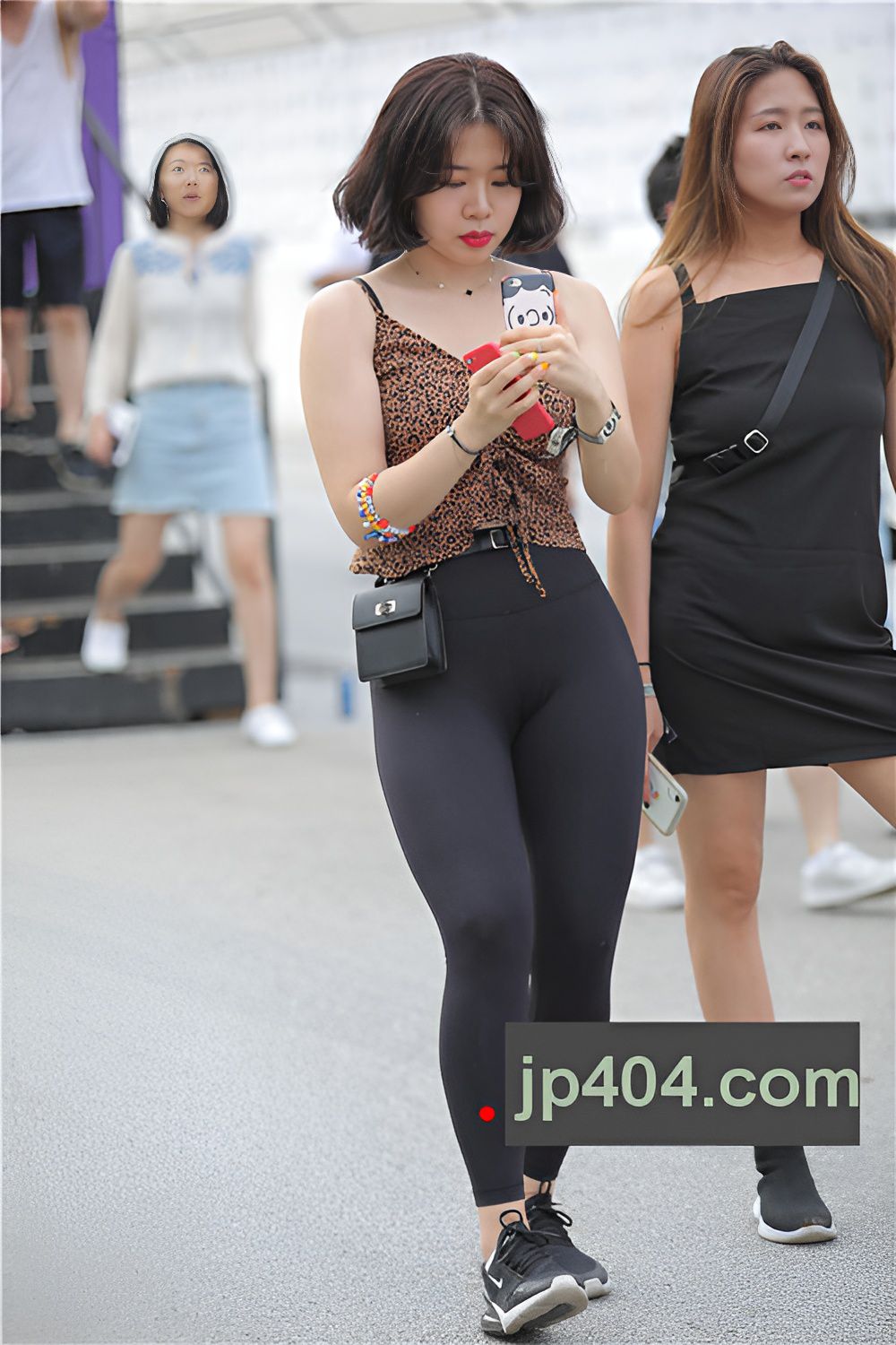 丰腴紧身裤短发MM(63P)[501M/JPG]