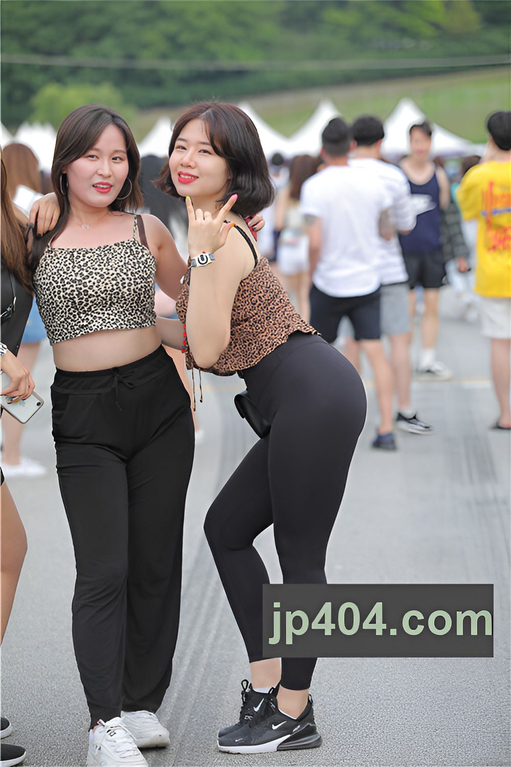 丰腴紧身裤短发MM(63P)[501M/JPG]