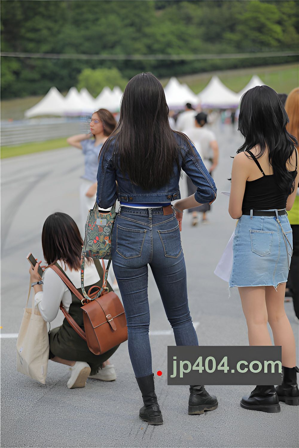 街拍牛仔紧身裤美女(24P)[191M/JPG]