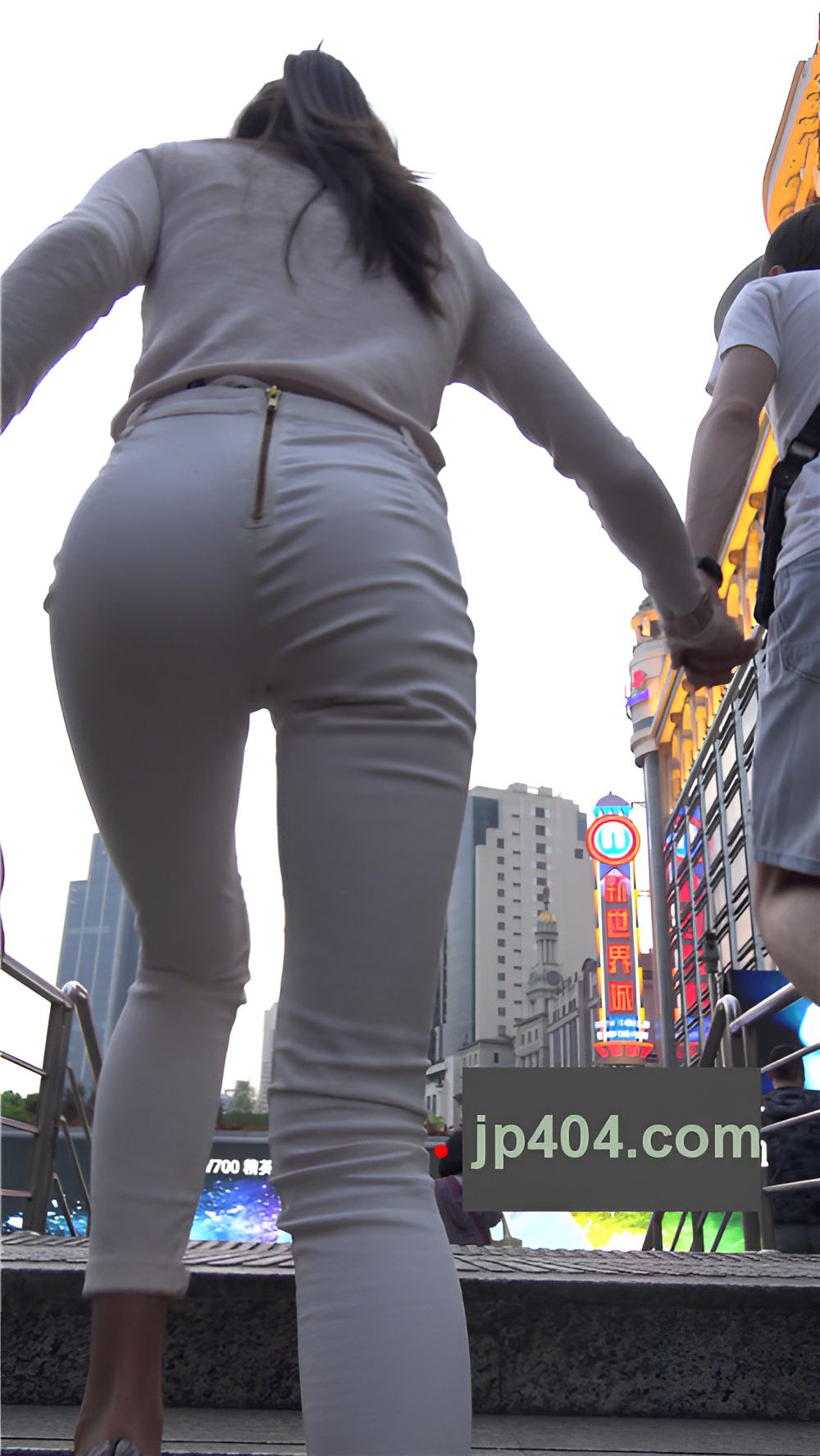 漂亮的白裤美女[1G/MP4]