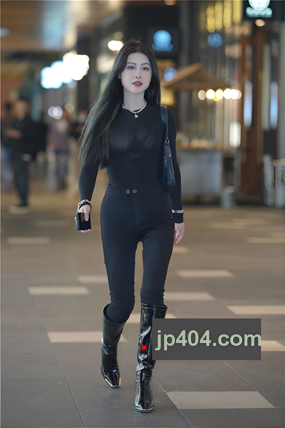 漂亮的黑衣牛仔高靴美女【套图+视频】