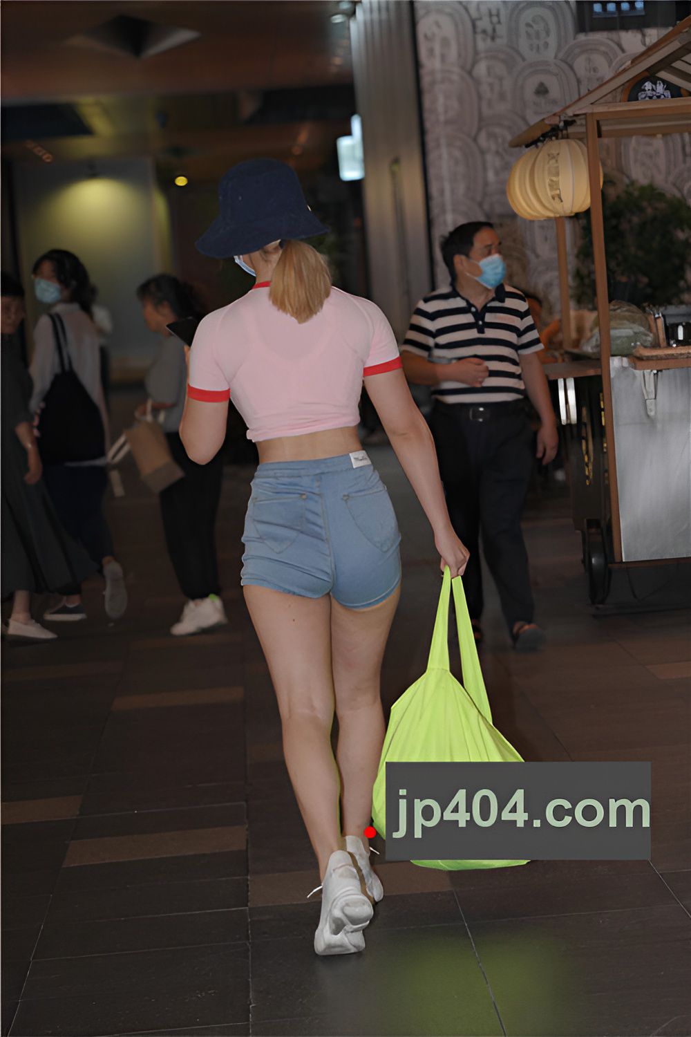 粉衣热裤美女(52P)[827M/JPG]