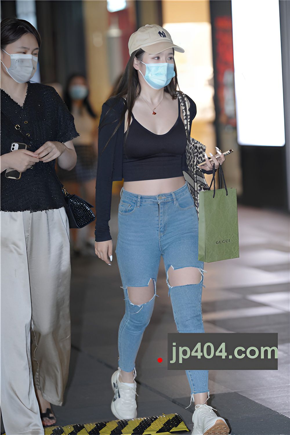 戴着鸭舌帽的牛仔裤美女(59P)[974M/JPG]