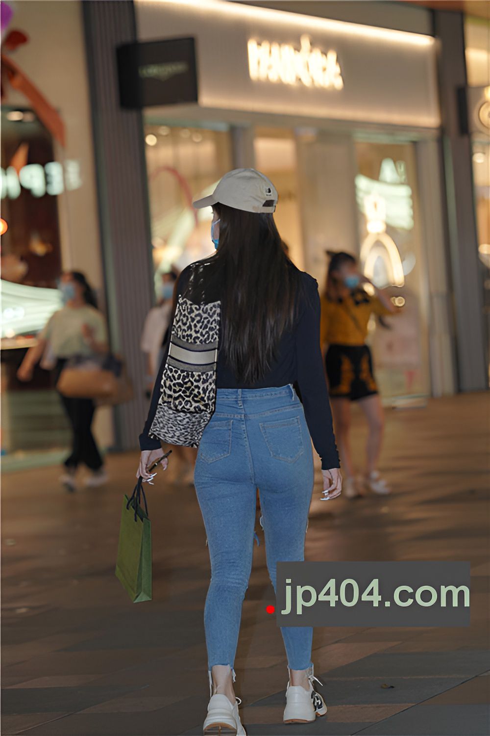 戴着鸭舌帽的牛仔裤美女(59P)[974M/JPG]