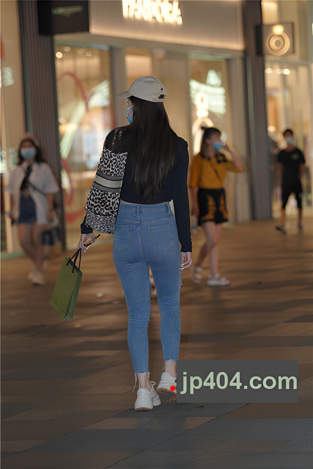 戴着鸭舌帽的牛仔裤美女(59P)[974M/JPG]