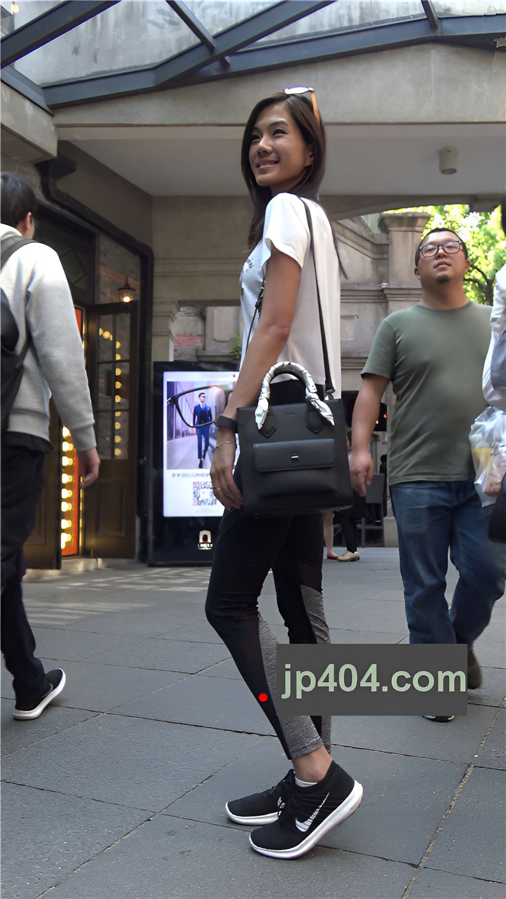 黑色紧身裤美女[1.36G/MP4]