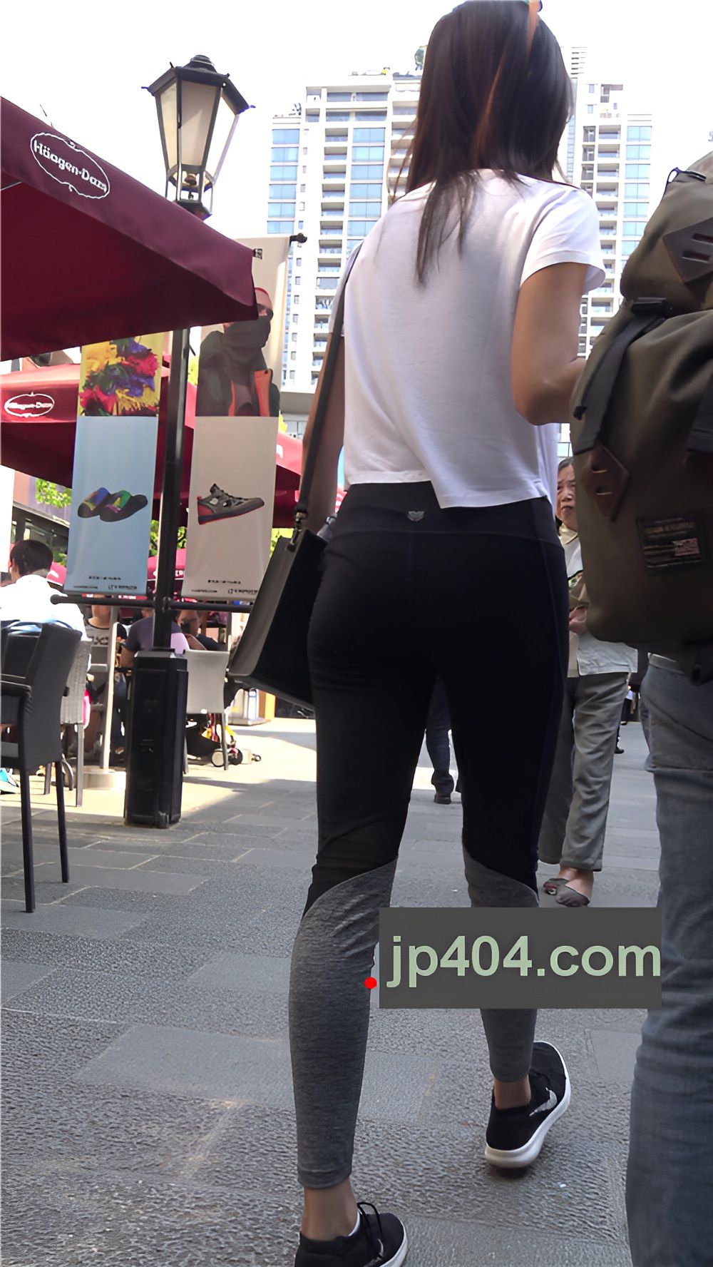 黑色紧身裤美女[1.36G/MP4]