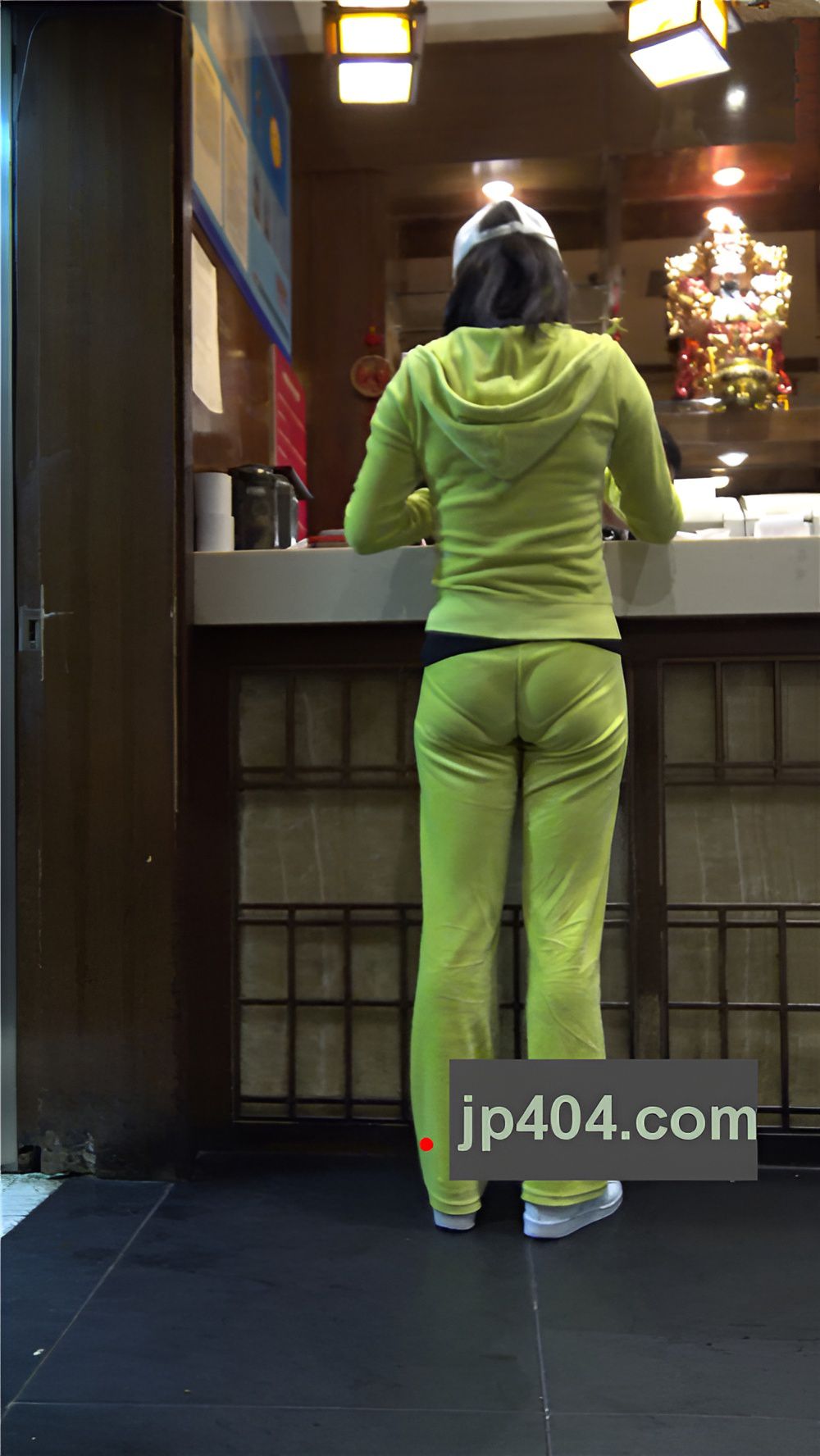 戴着墨镜的气质美女一、[569M/MP4]