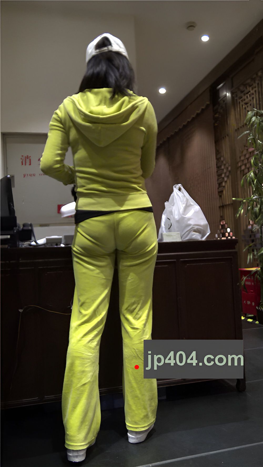 戴着墨镜的气质美女一、[569M/MP4]