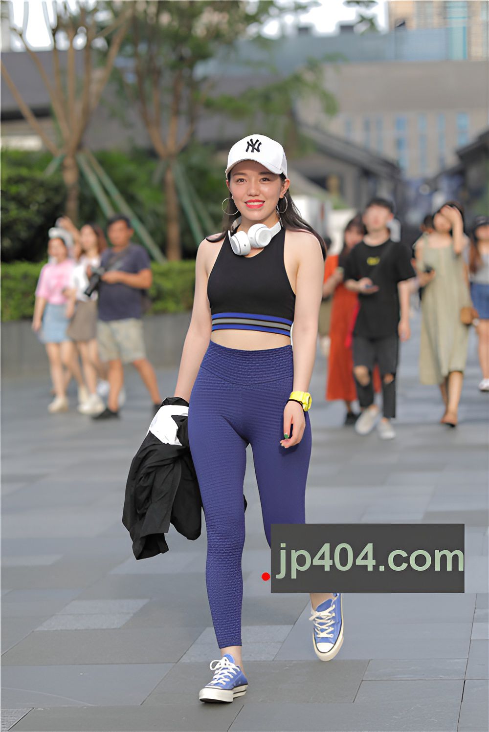 紧身丰腴妹子(84P)[615M/JPG]