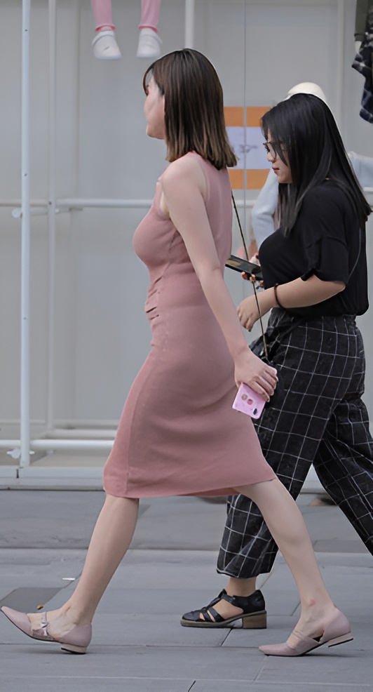 连体裙妹子(37P)[258M/JPG]