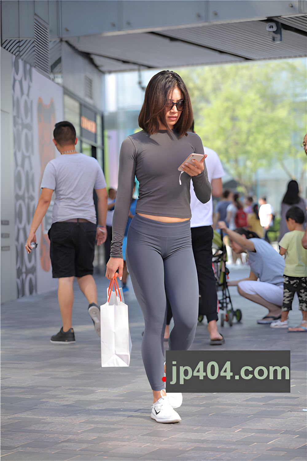 灰色瑜伽紧身裤美女(32P)[412M/JPG]