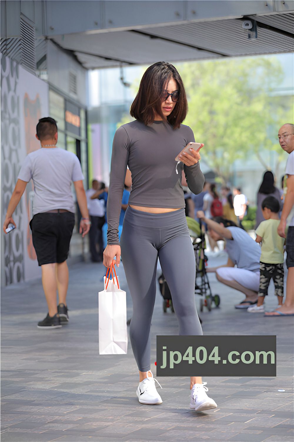 灰色瑜伽紧身裤美女(32P)[412M/JPG]