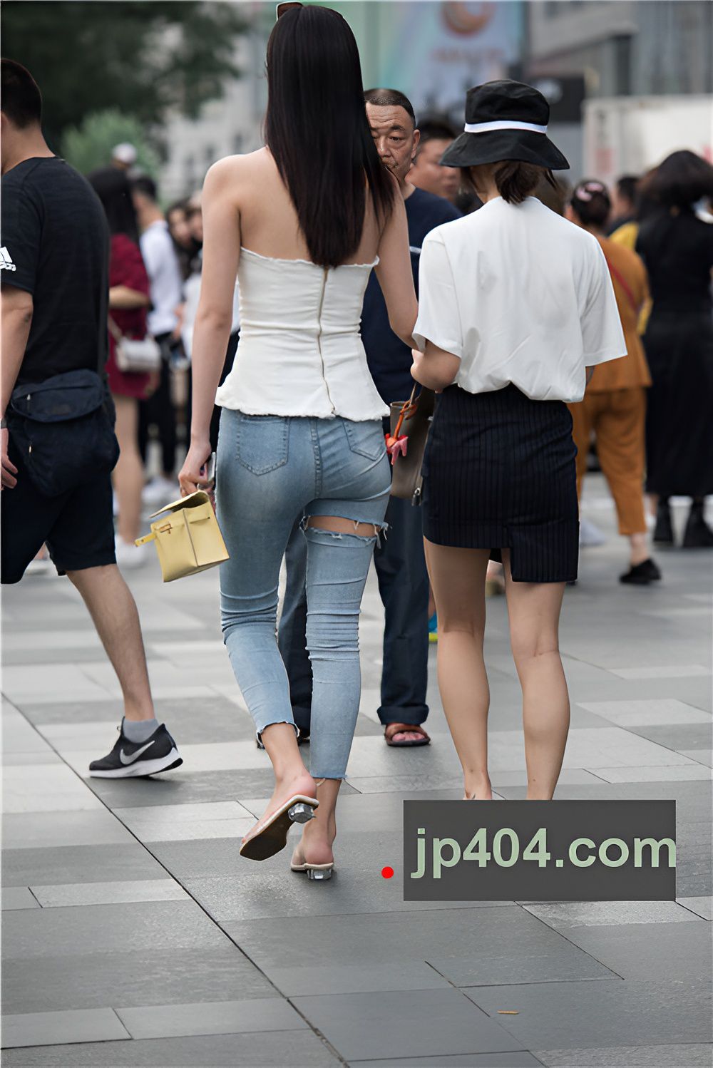 漂亮的牛仔紧身裤小姐姐(36P)[612M/JPG]