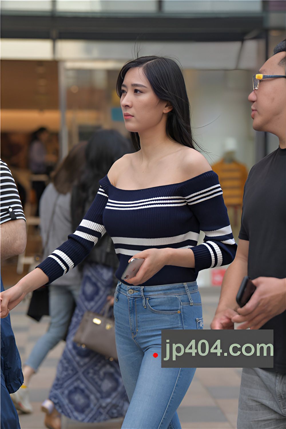 漂亮的牛仔紧身裤美女(31P)[828M/JPG]