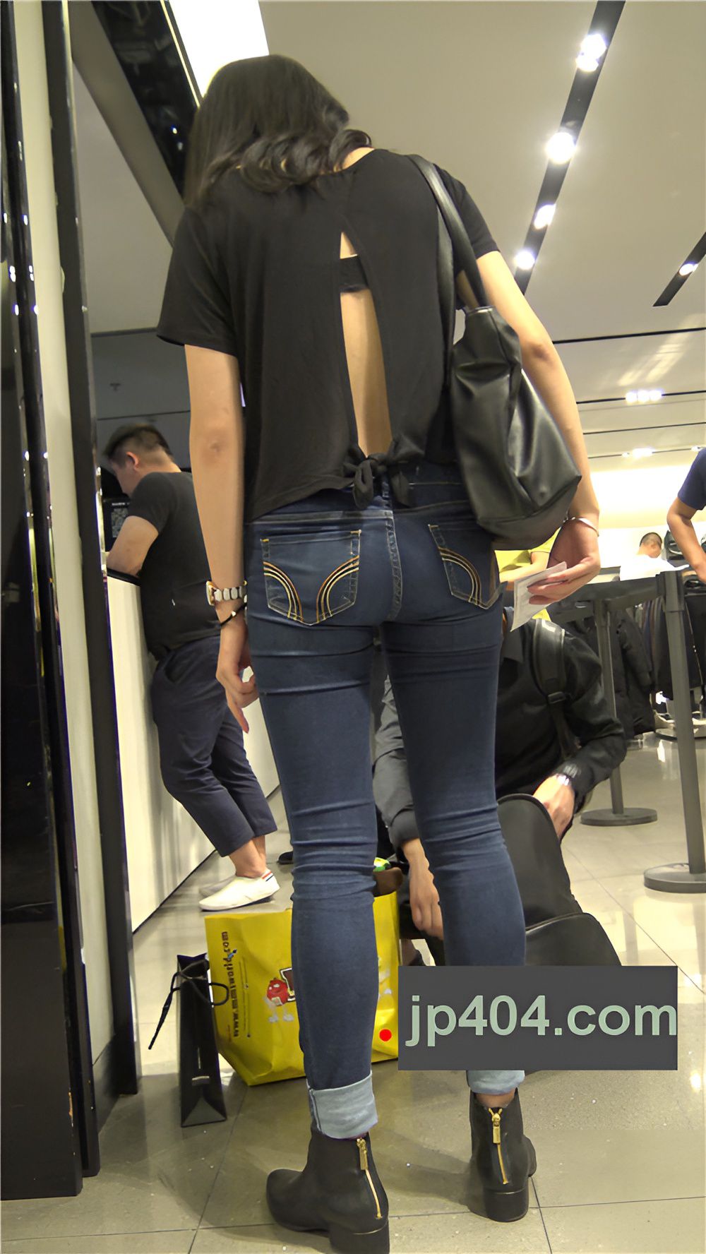 漂亮的牛仔裤长腿美女[1.4G/MP4]