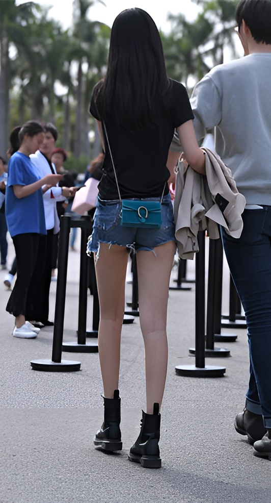 蓝色牛仔短裤小姐姐(54P)[494M/JPG]