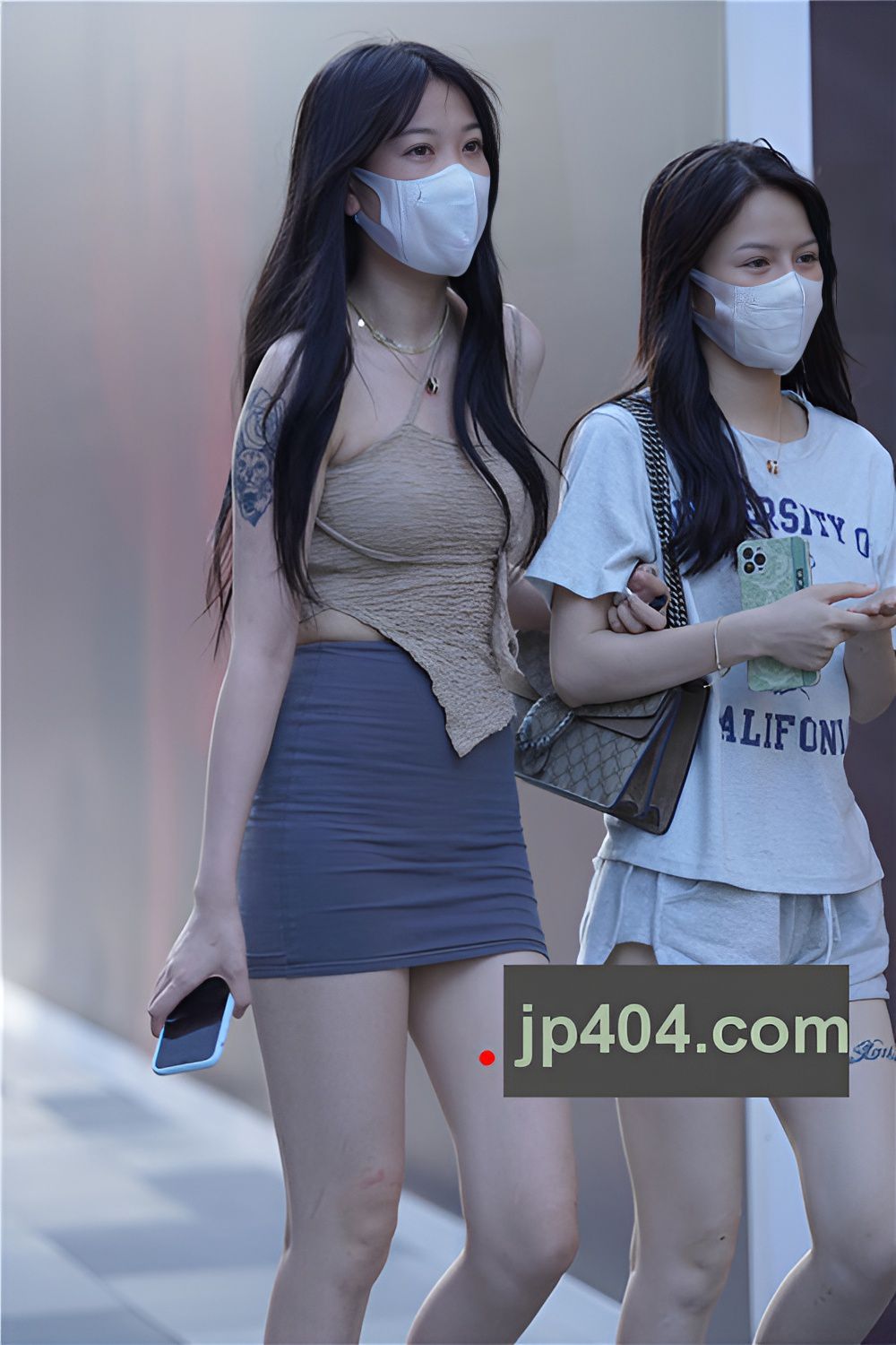 街拍灰色紧身包臀裙美女【套图+视频】