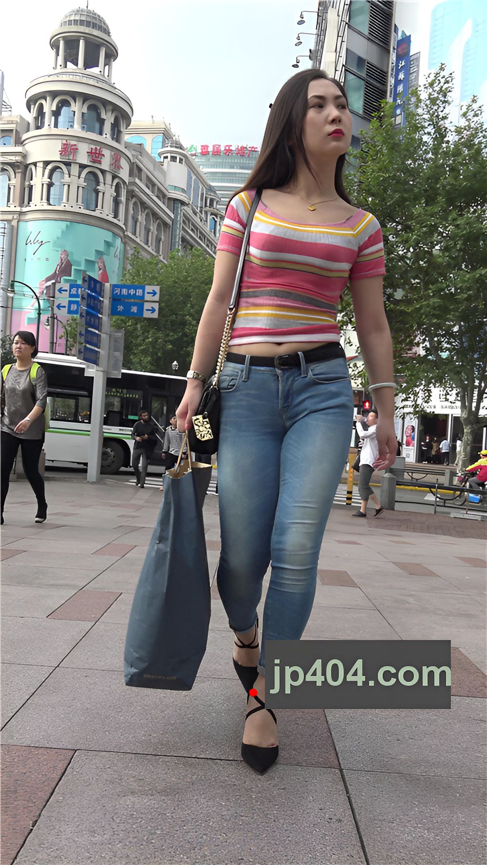 漂亮的牛仔紧身裤小姐姐[1.33G/MP4]