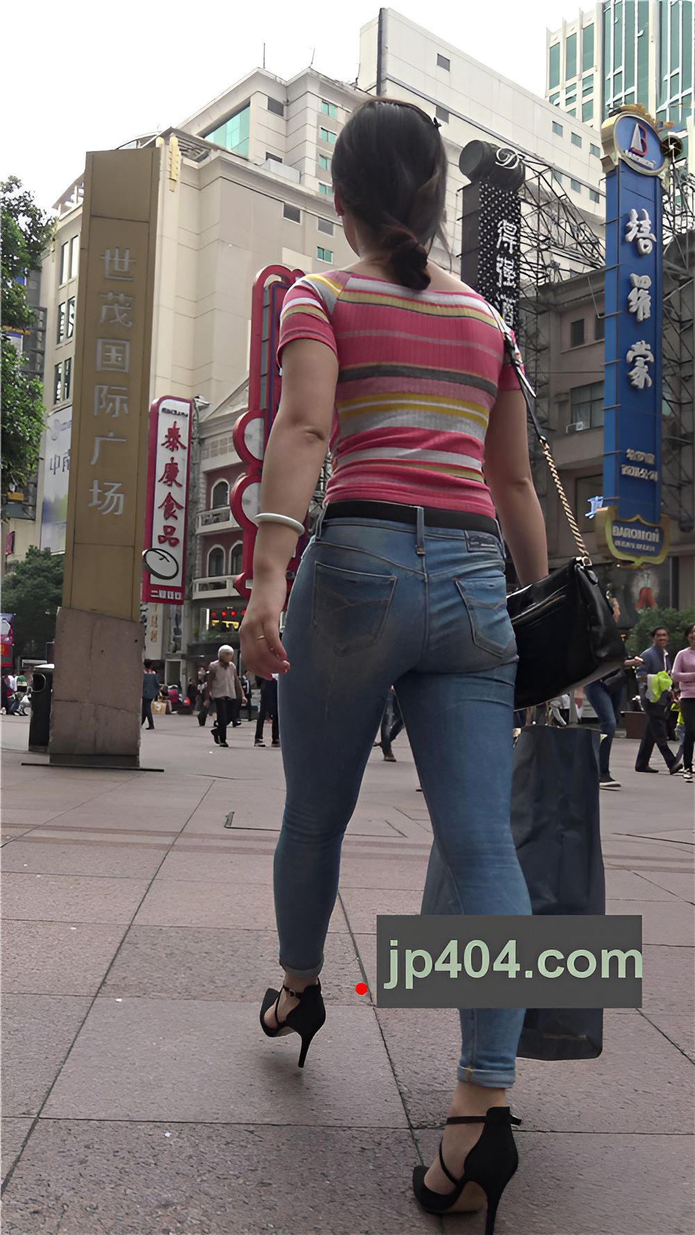 漂亮的牛仔紧身裤小姐姐[1.33G/MP4]