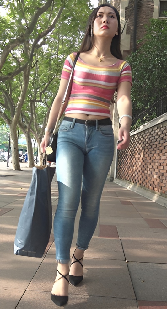 漂亮的牛仔紧身裤小姐姐[1.33G/MP4]