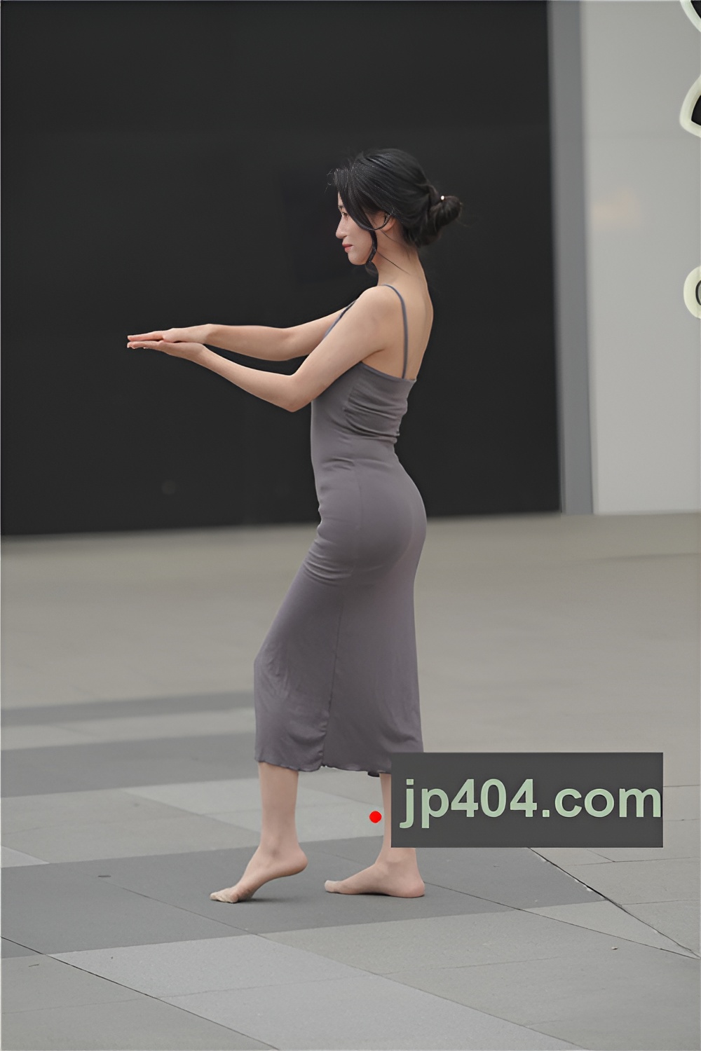 跳舞的连体包臀裙美女【套图+视频】