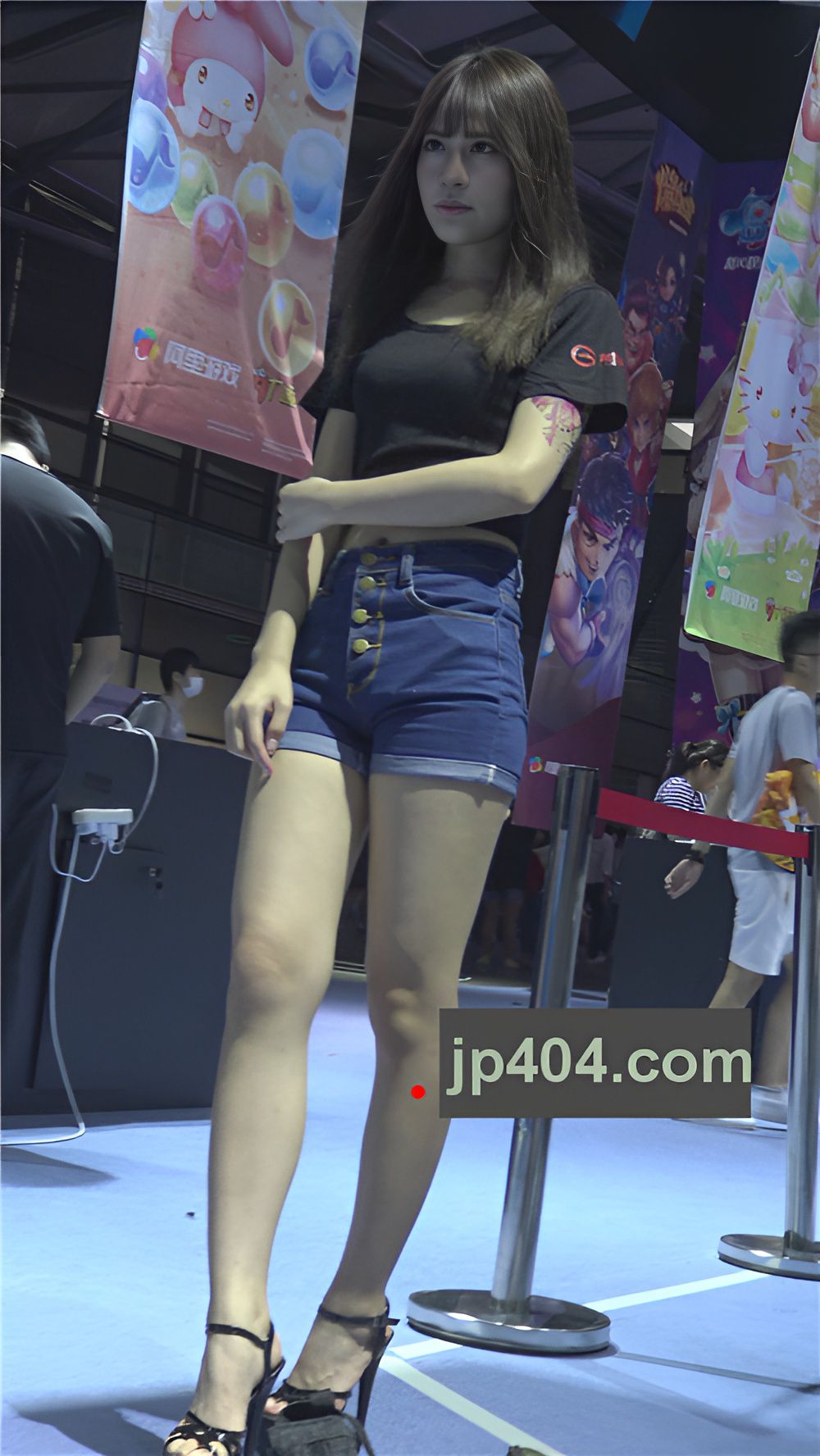 两个牛仔热裤小姐姐[2.85G/MP4]