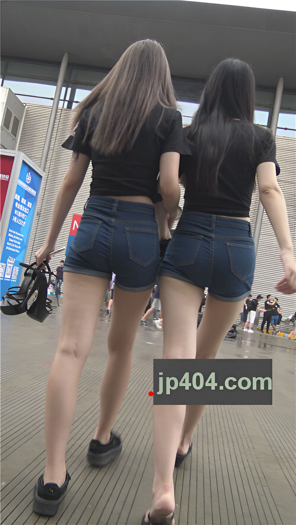 两个牛仔热裤小姐姐[2.85G/MP4]