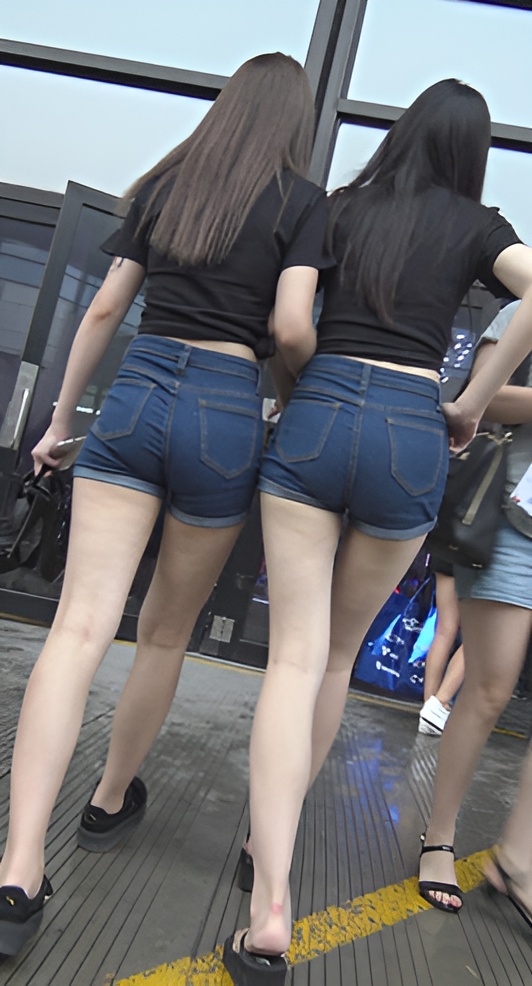 两个牛仔热裤小姐姐[2.85G/MP4]