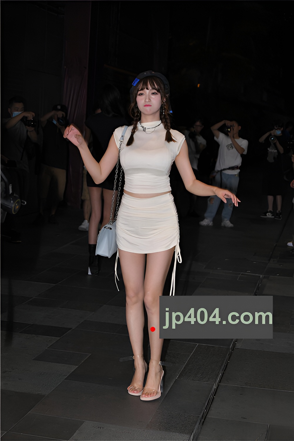 漂亮的白裙长腿美女【套图+视频】