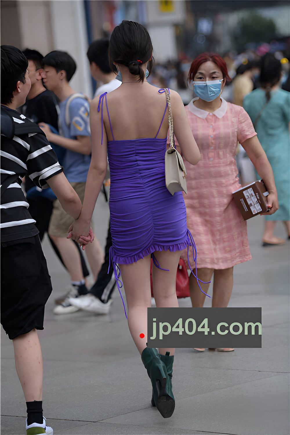 连体吊带裙小姐姐(63P)[1.15G/JPG]