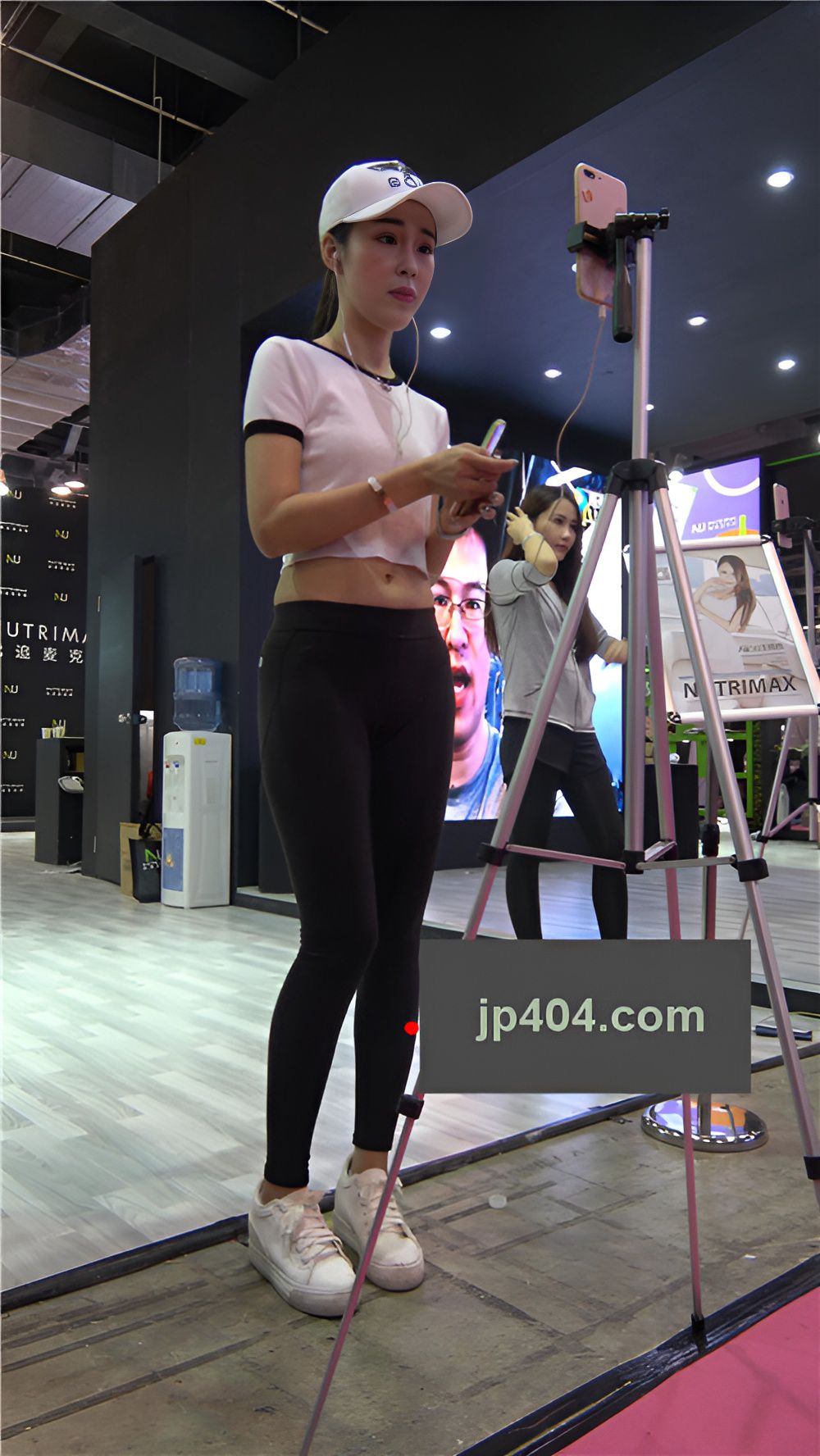 在直播的漂亮紧身黑裤小姐姐[1.68G/MP4]