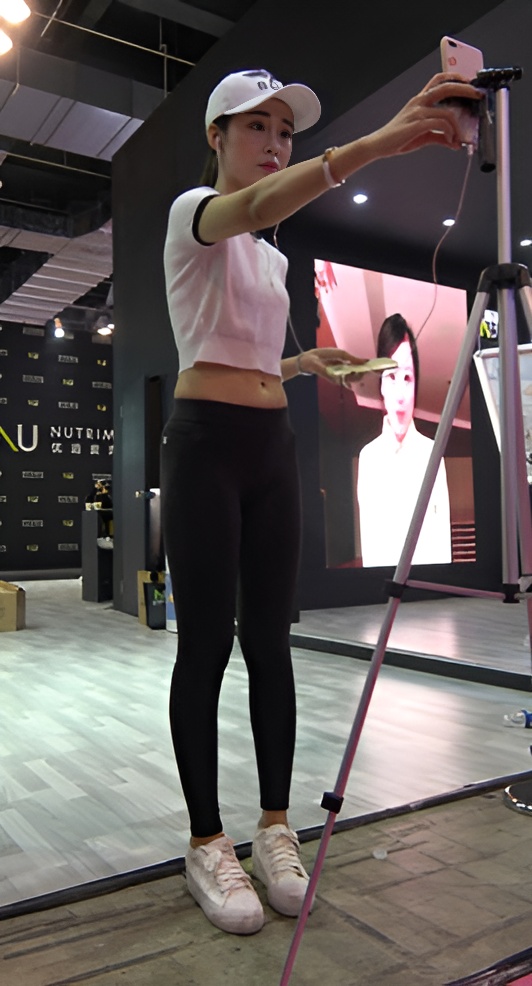 在直播的漂亮紧身黑裤小姐姐[1.68G/MP4]