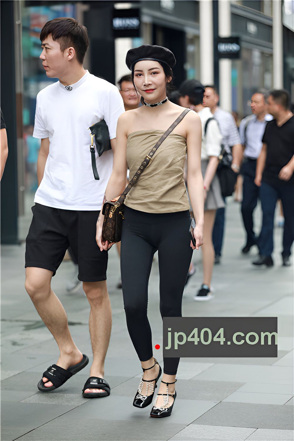 黑色紧身裤美女(67P)[446M/JPG]