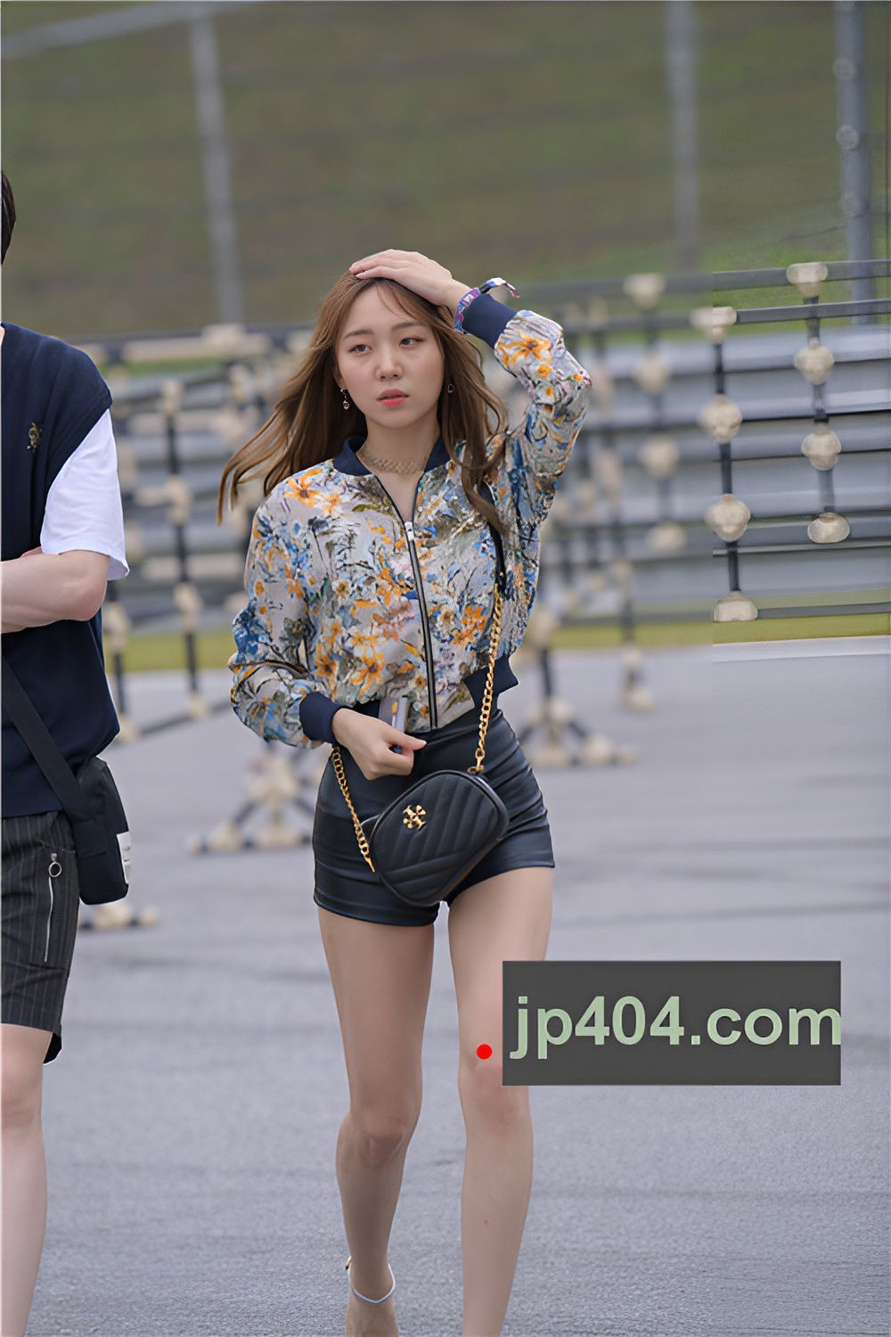 黑色热裤月牙妹子(30P)[645M/JPG]