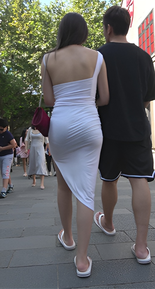 丰满的白色紧身裙美女[1.15G/MP4]