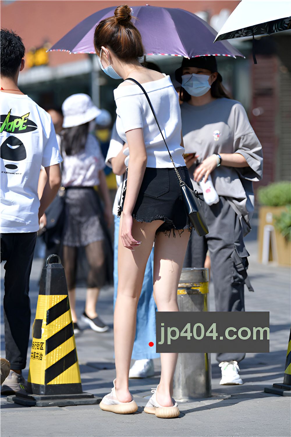 黑色热裤妹子(16P)[242M/JPG]