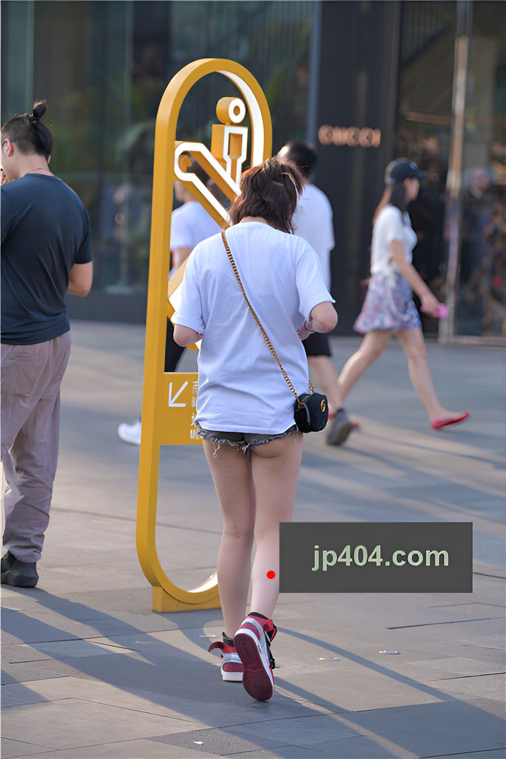 短裤月牙美女(70P)[1.16G/JPG]