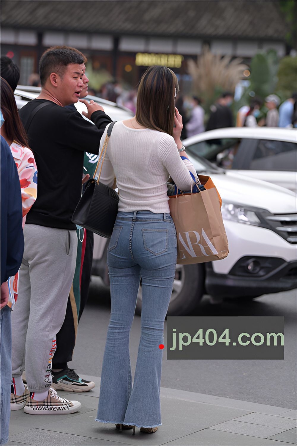 紧身牛仔喇叭裤小姐姐(105P)[2.34G/JPG]