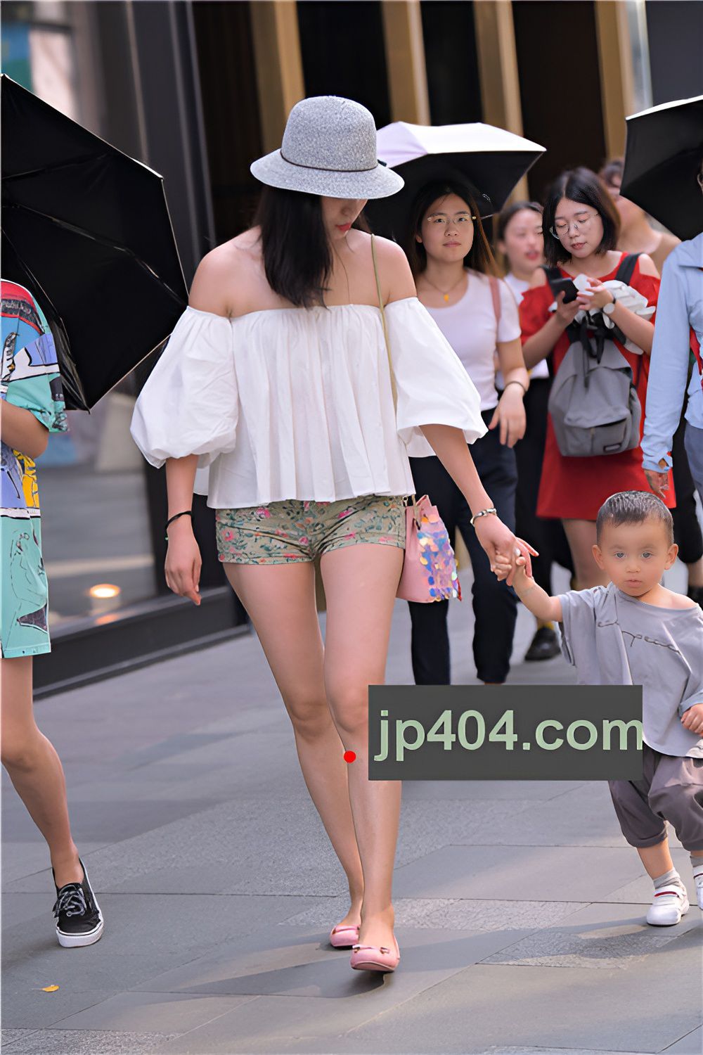 带孩子的漂亮美妇(24P)[672M/JPG]