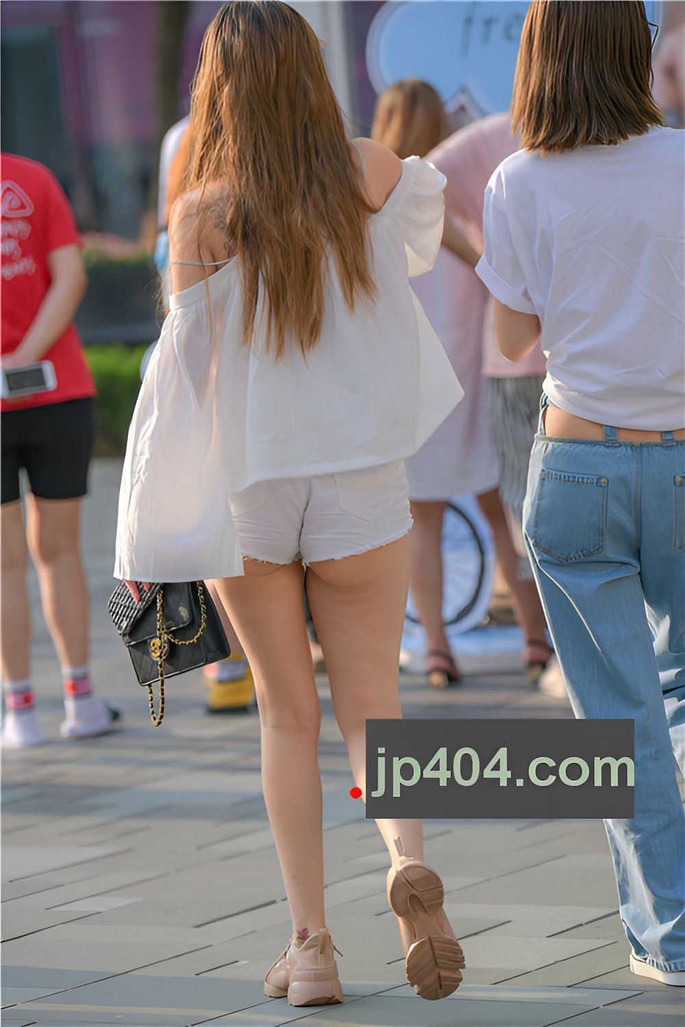 白色热裤妹子(53P)[1.19G/JPG]