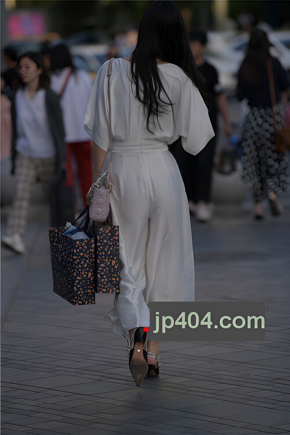 漂亮的白色休闲装小姐姐(27P)[608M/JPG]