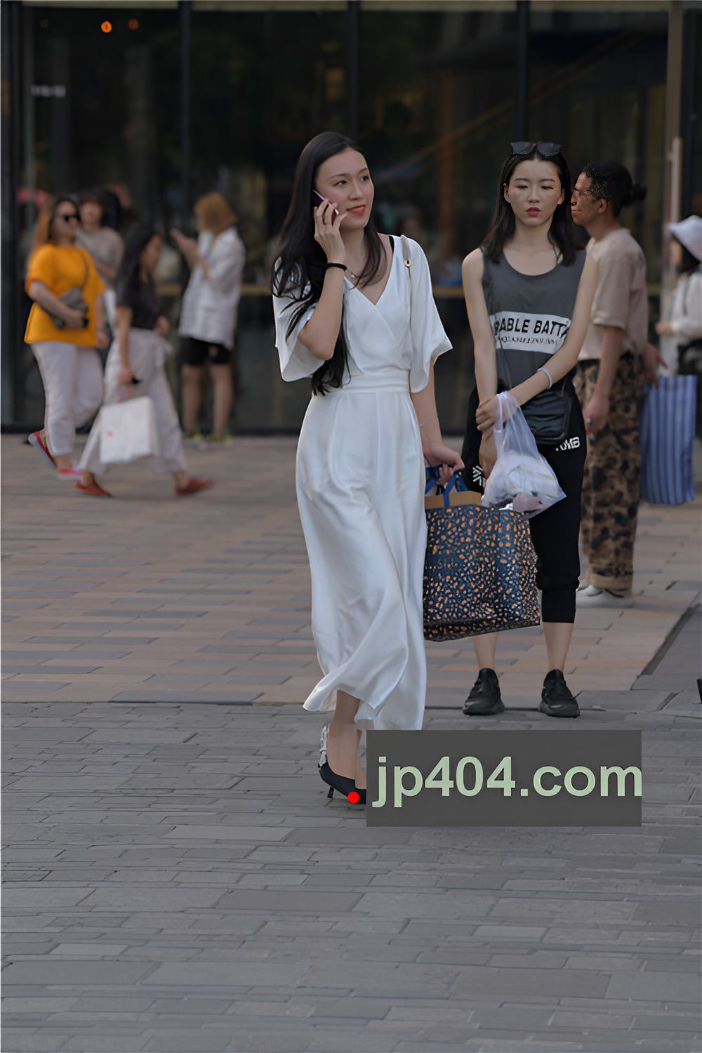 漂亮的白色休闲装小姐姐(27P)[608M/JPG]