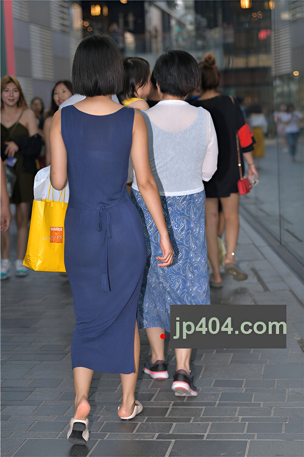 蓝色长裙短发妹子(31P)[516M/JPG]