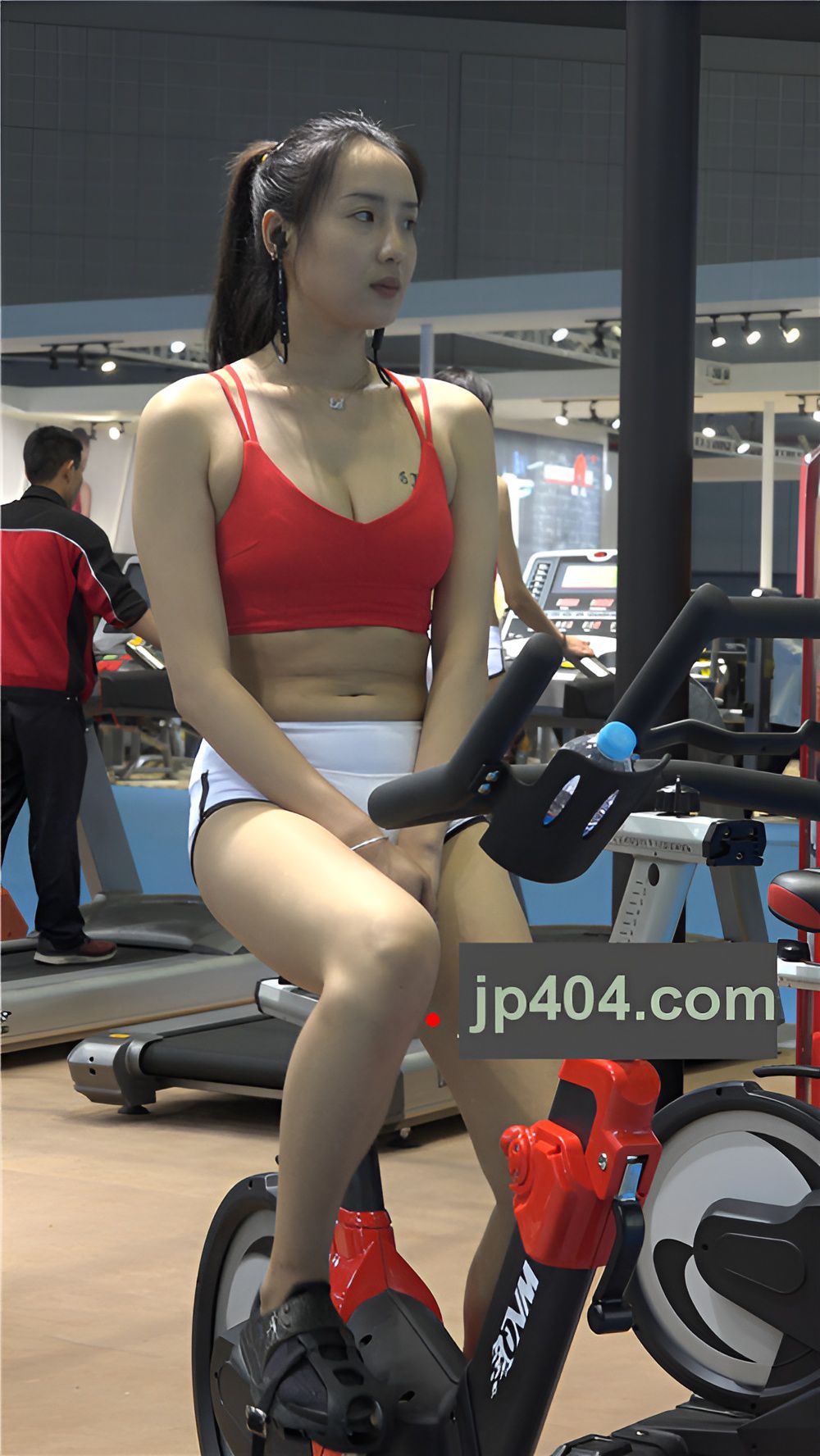 动感单车上的漂亮模特[2.47G/MP4]