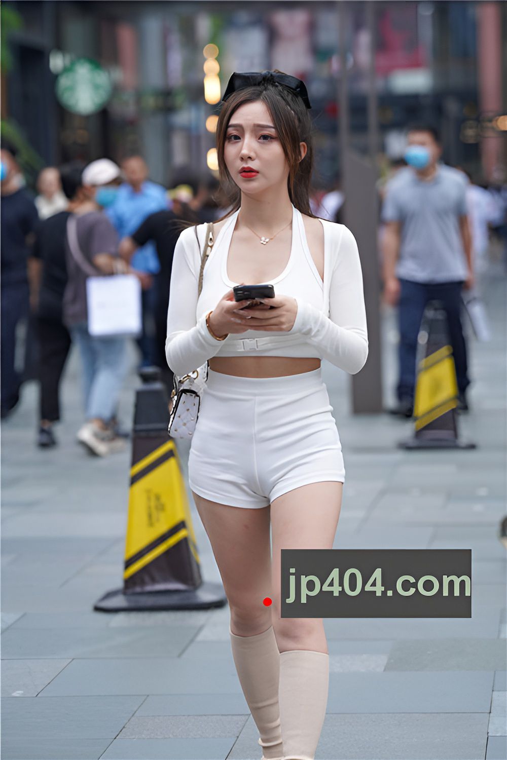 白色高腰热裤小姐姐(55P)[588M/JPG]