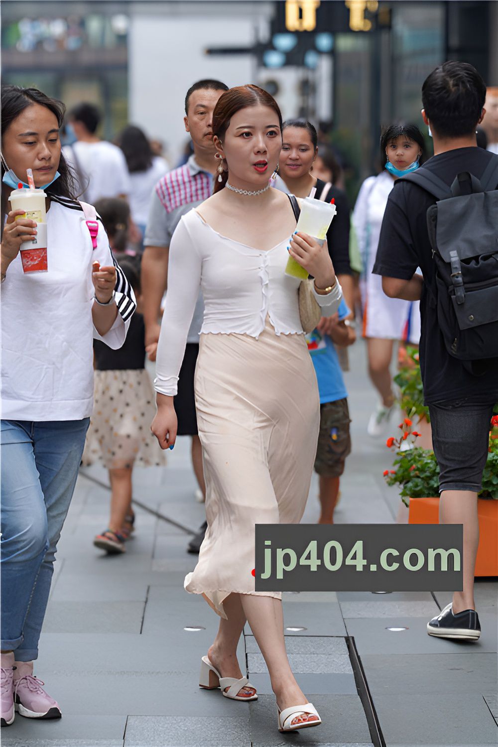 长裙美妇(22P)[235M/JPG]